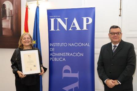Entrega del Sello Bequal Plus al INAP. Consuelo Sánchez Naranjo, directora del INAP (izquierda de la imagen) y José Luis Martínez Donoso, vicepresidente de la Fundación Bequal (derecha de la imagen)